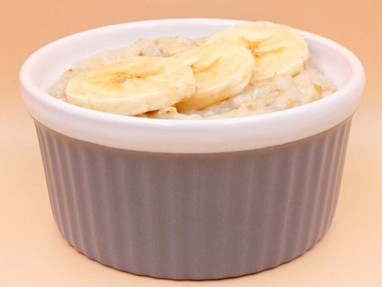 Odkryj smakowitą pieczoną owsiankę z bananem i masłem orzechowym – szybki przepis krok po kroku