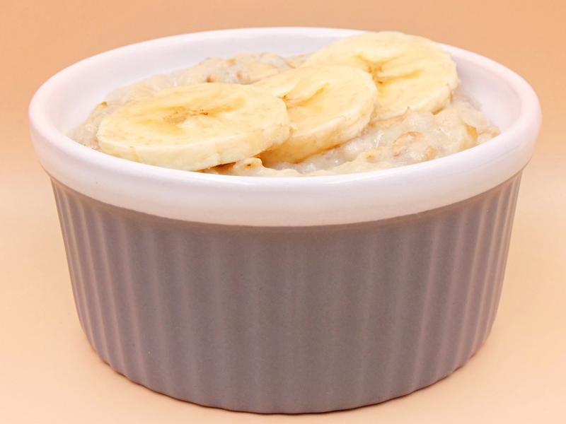 Odkryj smakowitą pieczoną owsiankę z bananem i masłem orzechowym – szybki przepis krok po kroku