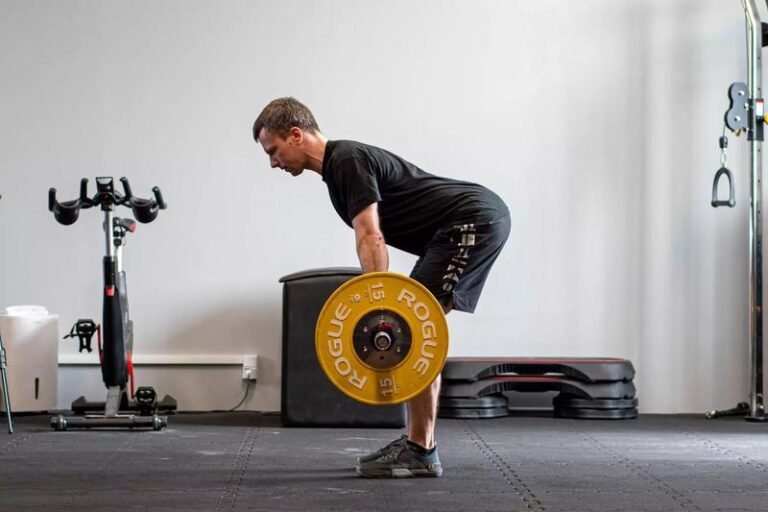 Wiosłowanie na maszynie: Klucz do silnych pleców i skutecznego treningu
