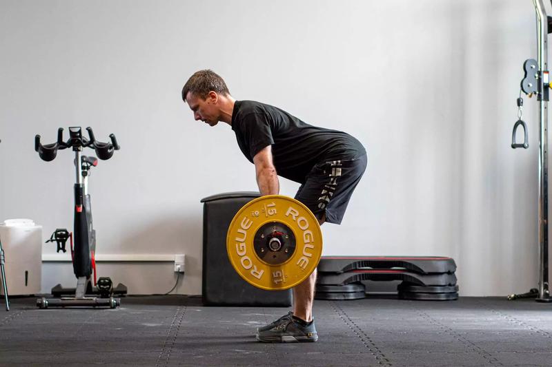 Wiosłowanie na maszynie: Klucz do silnych pleców i skutecznego treningu
