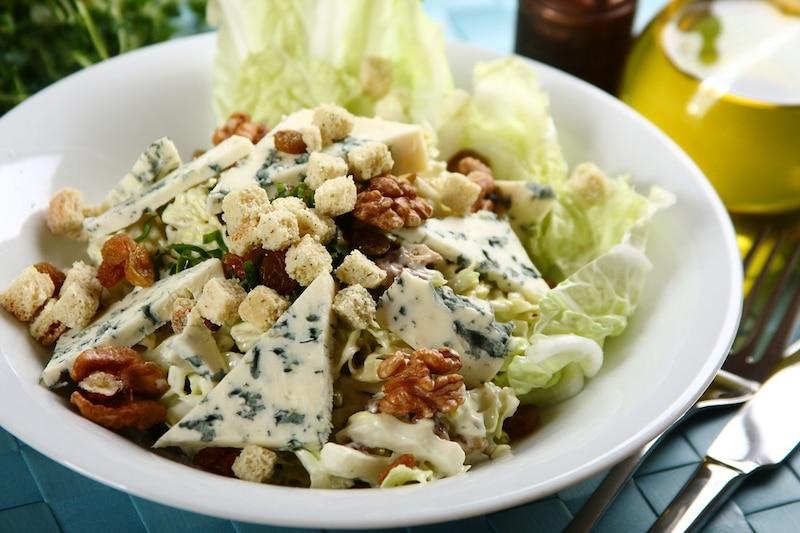 Prosta sałatka z serem pleśniowym i suszonymi pomidorami w 5 krokach, którą pokochasz