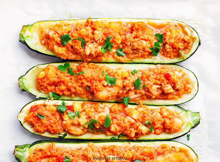 Cukinia faszerowana kaszą bulgur