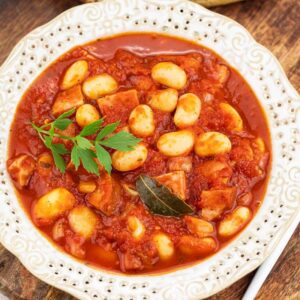 Fasolka po bretońsku wege z tofu – przepis, który odkryje przed tobą nowe smaki