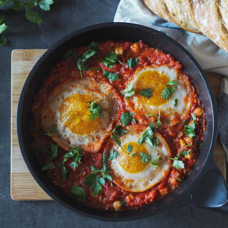 Odkryj smak wegańskiej szakszuki: 5 sekretów idealnego dania bez jajek