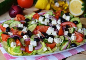Zanurz się w smakach Grecji: prosta sałatka grecka w wersji fit krok po kroku