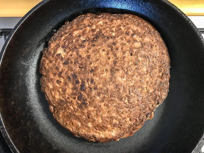 Szybkie i zdrowe śniadanie: smaczny placek owsiany z patelni w zasięgu ręki